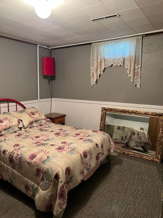 Building Photo - Charming 4-Bed, 1.5-Bath Home on the Outsk...