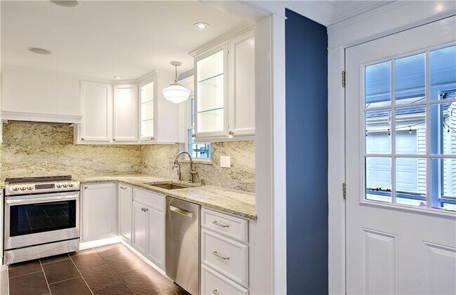 Building Photo - 11 Elmcroft Ave