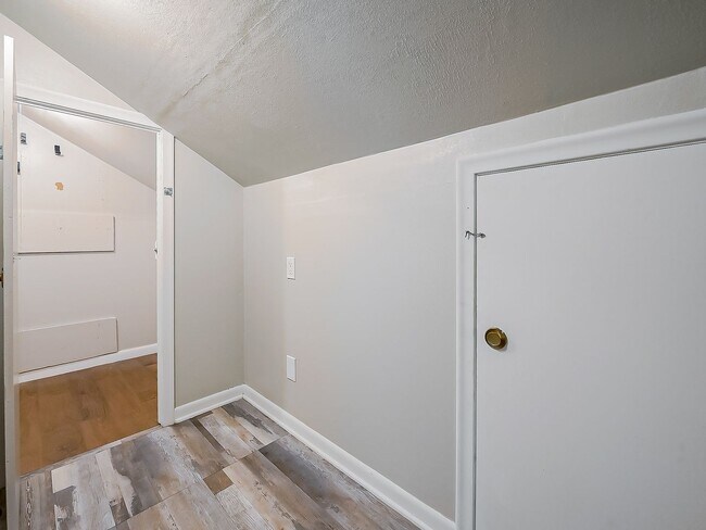 Building Photo - AVAILABLE NOW! Spacious 4-Bed Gem in the Heart of Clawson!