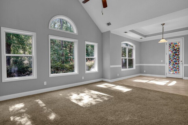 Building Photo - AVAILABLE LATE JULY 2025 (PET FRIENDLY)