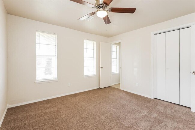 Building Photo - 5516 S Dimple Dr