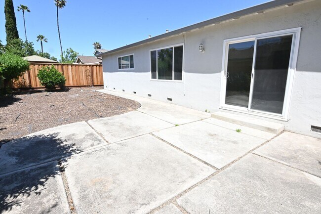 Building Photo - 5659 Lathrop Dr