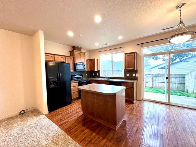 Building Photo - Beautiful 3 Bd 2.5 Ba Town Home by Vancouver Mall