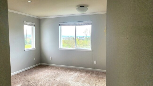 Building Photo - Lovely Oak Harbor Living and Pet Friendly!!