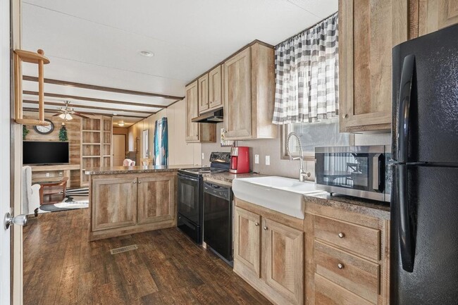 Building Photo - Fully Furnished 3-Bed, 2-Bath Home in Gated Community – Move-In Ready!