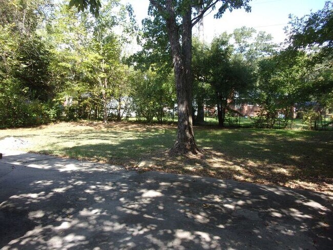 Building Photo - 3 Bedroom 1 Bath Brick Ranch - Recently Updated and Painted