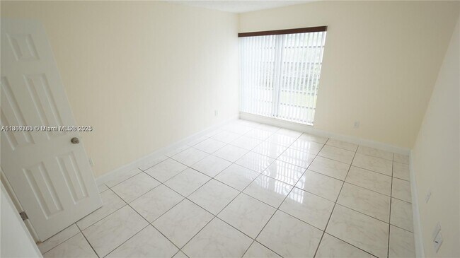 Building Photo - 9180 Fontainebleau Blvd
