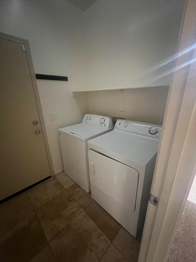 Building Photo - 10335 W Robin Ln