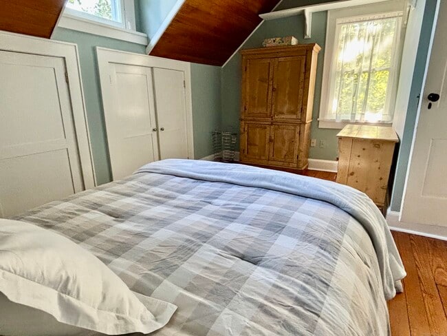 Building Photo - 63 Kings Hwy N