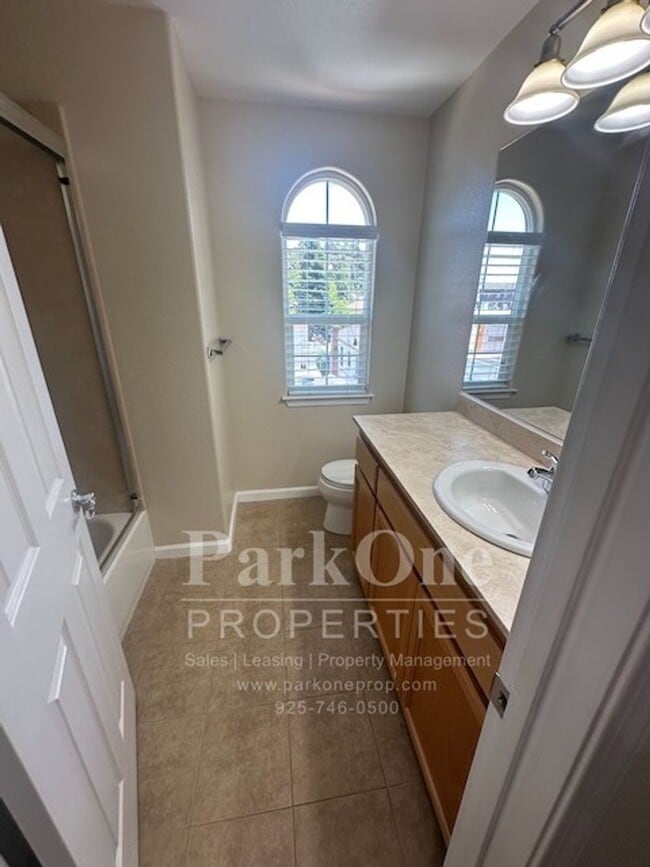 Building Photo - Nicely Updated Townhouse Close to Downtown