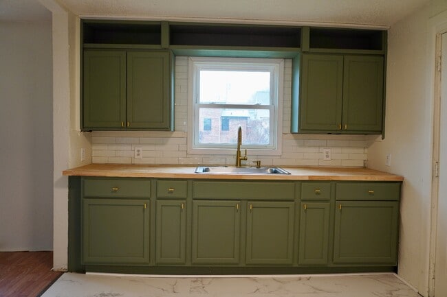 Building Photo - 405 W Main St