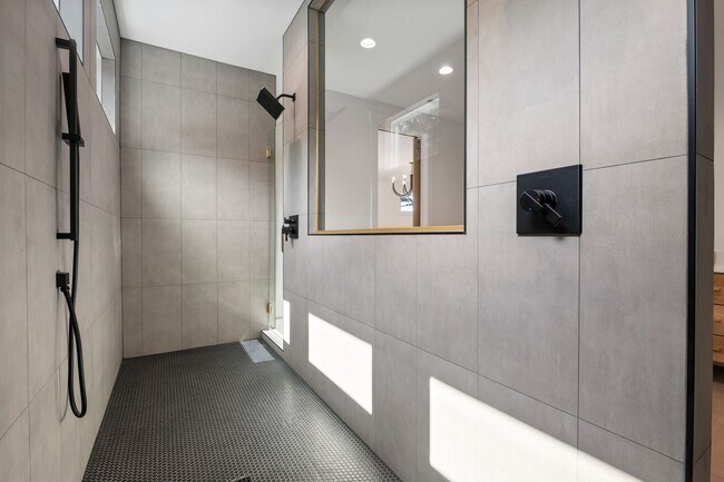 Building Photo - Custom 5 bedroom, 5 bathroom home with Woo...