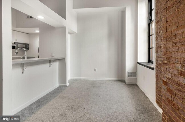 Building Photo - 303 Vine St