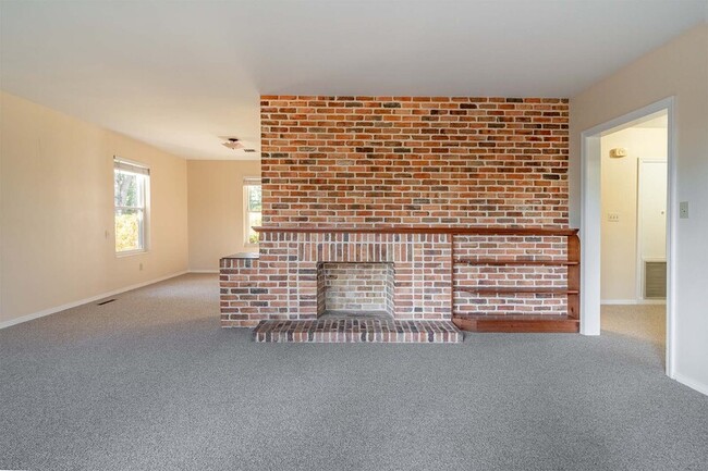 Building Photo - 2818 Lakeshore Dr