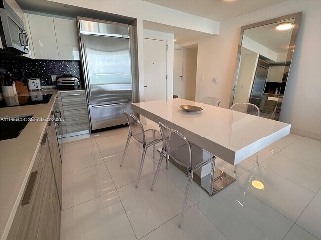 Building Photo - 1300 Brickell Bay Dr