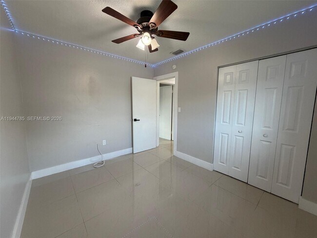 Building Photo - 9920 Jamaica Dr