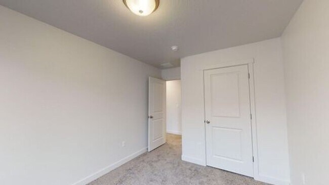 Building Photo - LUXURY TOWNHOME IN OREM!!!