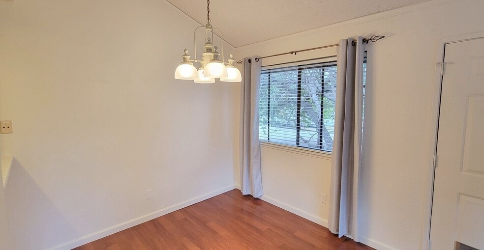 Dining - 2008 La Terrace Cir