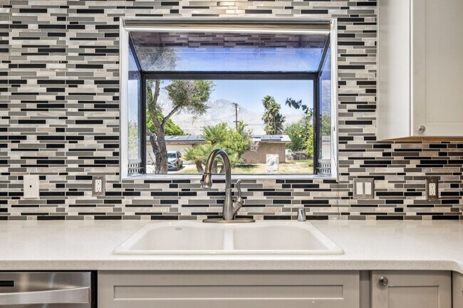 Building Photo - 3 Bed / 2 Bath Home with Bonus Room, Pool and Two Car Garage.