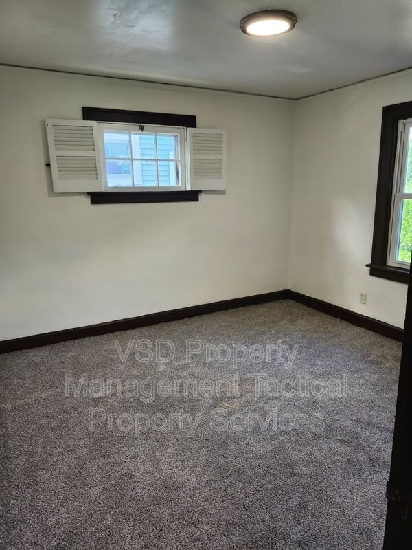 Building Photo - 860 Clarence Rd