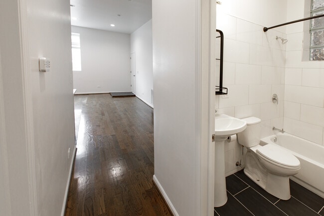 Building Photo - 2216 W Taylor St