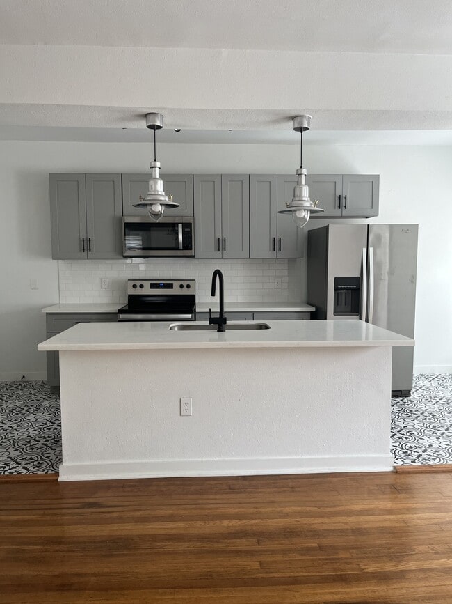 Building Photo - Live Montrose 417 W Main
