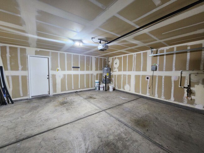 Building Photo - HENDERSON: 3 bed/2.5 bath Townhome with Spacious Kitchen, Private Backyard, Large Primary Suite &...