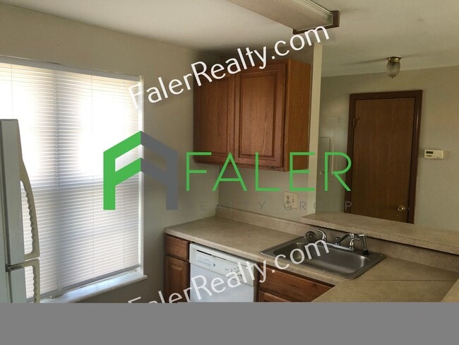 Building Photo - Spacious 2 Bed, 1.5 Bath Townhome