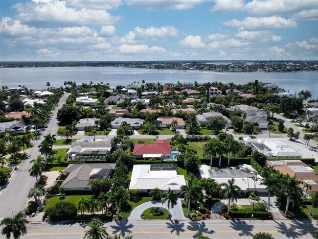Building Photo - 567 Bird Key Dr