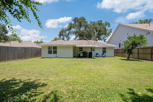 Building Photo - 2107 Hewitt Dr
