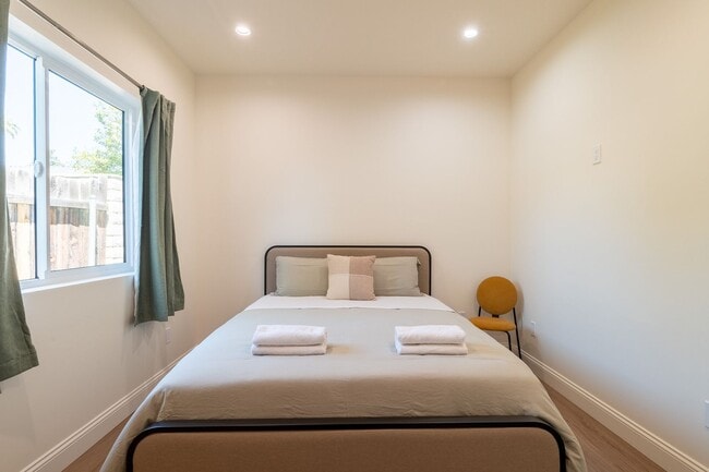 Building Photo - Contemporary New home in Monrovia