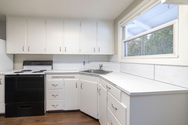 Building Photo - 172-172 NE Juniper St