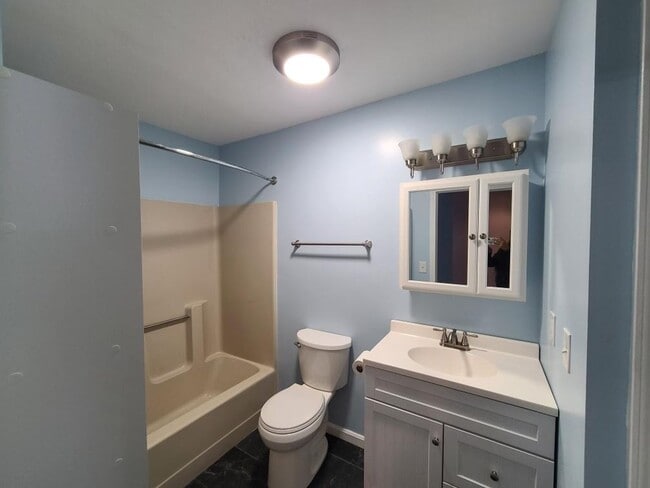 Building Photo - 2 Bed, 1 Bath, 1st Floor Unit