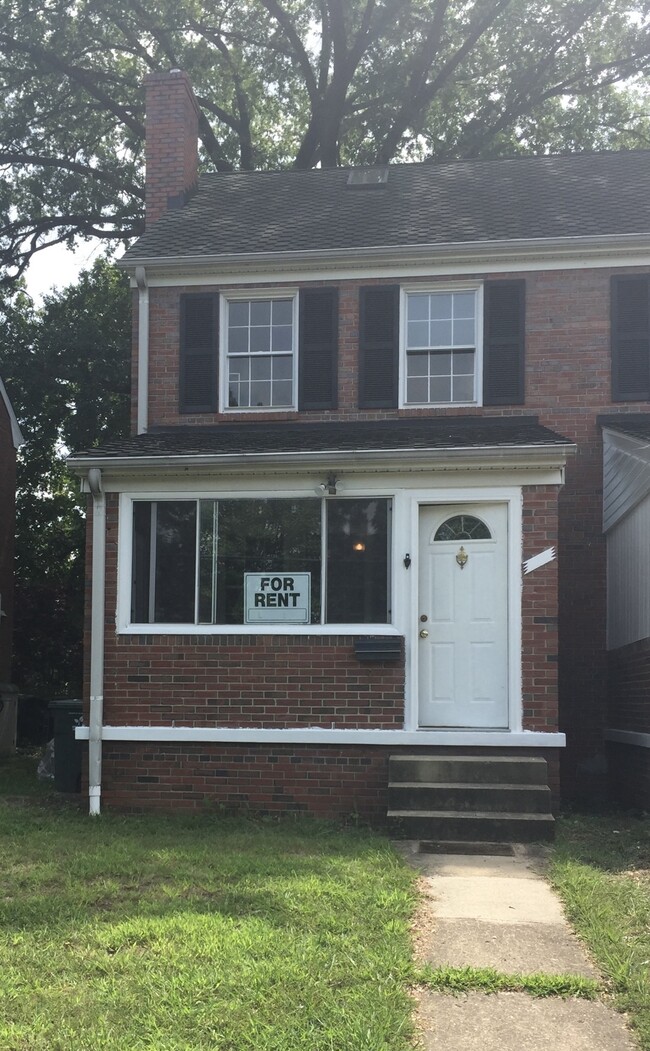 Three level home featuring basement. - 836 20th St S