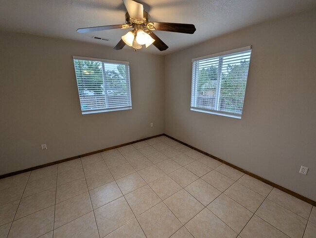 Building Photo - Spacious 6-Bedroom Home in Desirable Rocky...