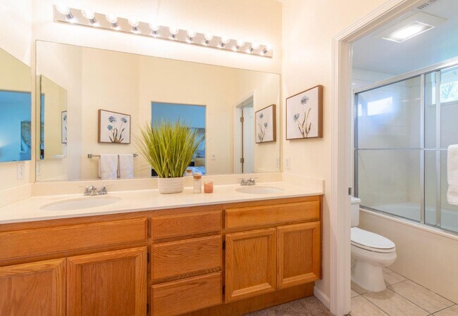 Building Photo - Newer 2 story townhome in desirable South San Jose Neighborhood