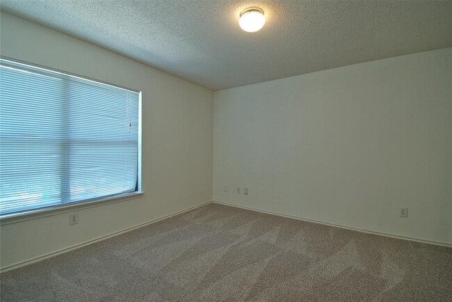 Building Photo - 1107 Thorn Creek Pl