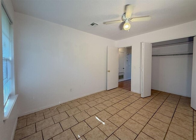 Building Photo - 242 Windsor Way