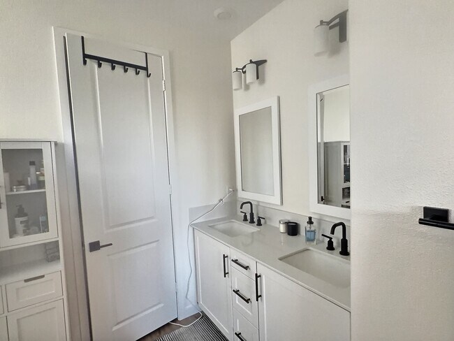 Building Photo - 27589 Sanctuary Ct