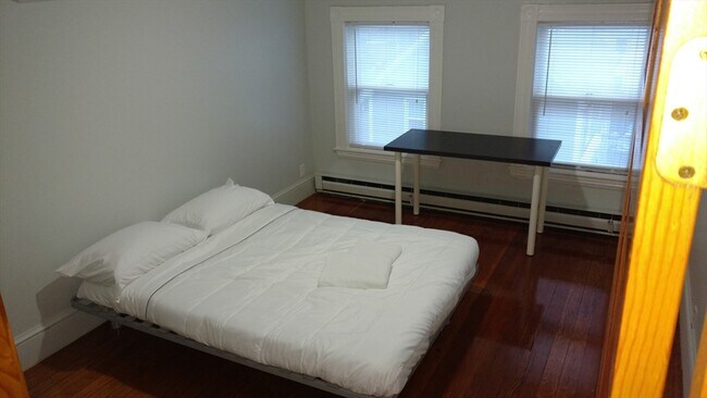 Building Photo - 12 Bennett St