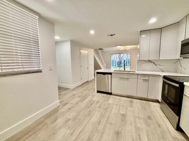 Building Photo - 1498 Barcelona Way