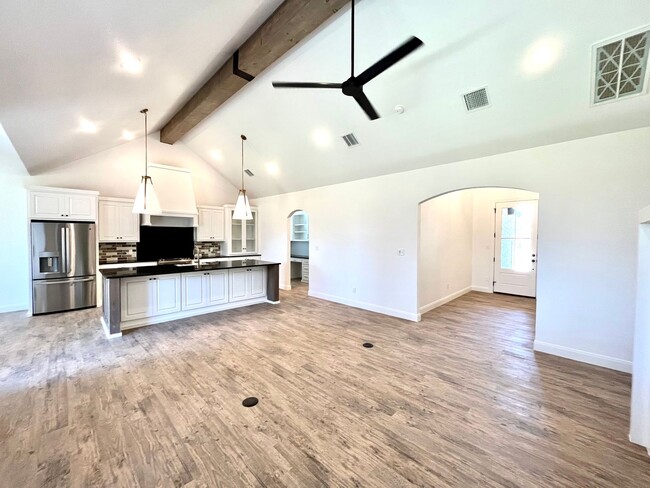 Building Photo - 4 Bed/2 Bath Home