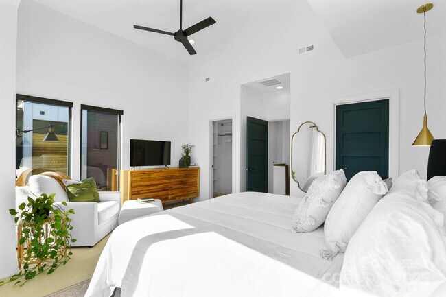 Building Photo - 3301 Spencer St