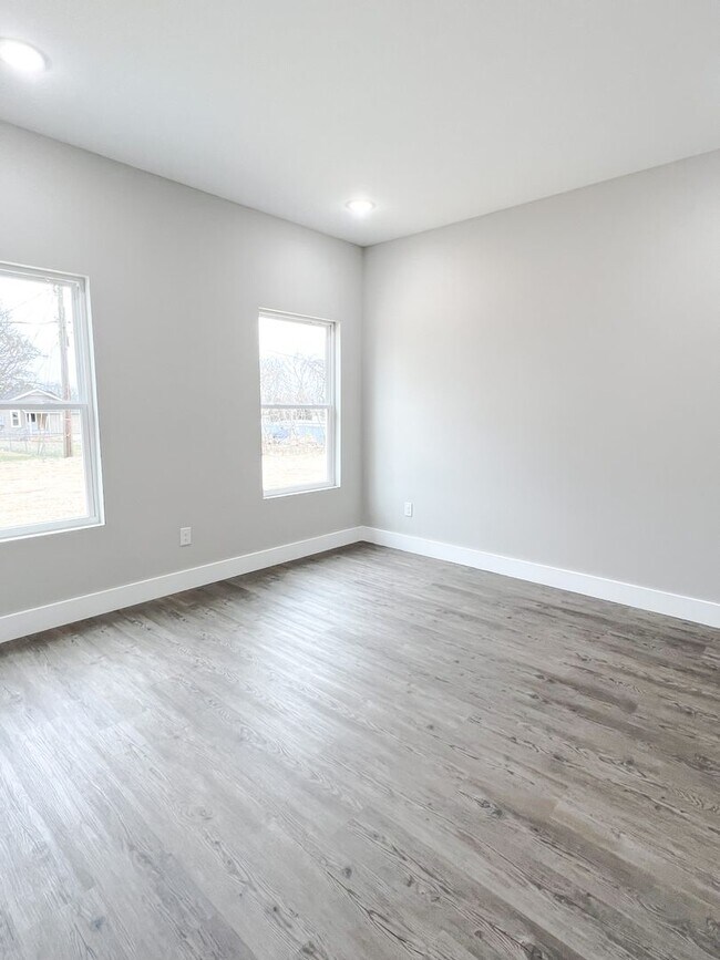 Building Photo - 3 Bedroom 2 Full Bath HOUSE with GARAGE