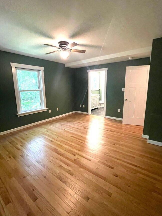 Building Photo - 3 Bed, 2.5 Bath Home For Rent in Fairview