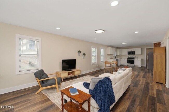 Building Photo - 1465 Highpoint Ave