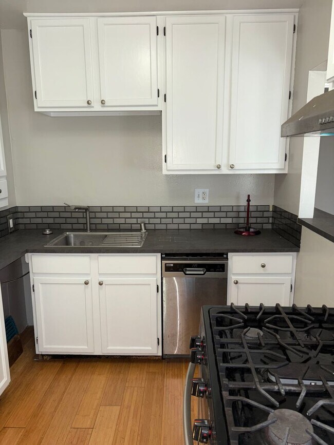 Building Photo - **OPEN HOUSE THURSDAY 5/22/25** 2,400- ALL...