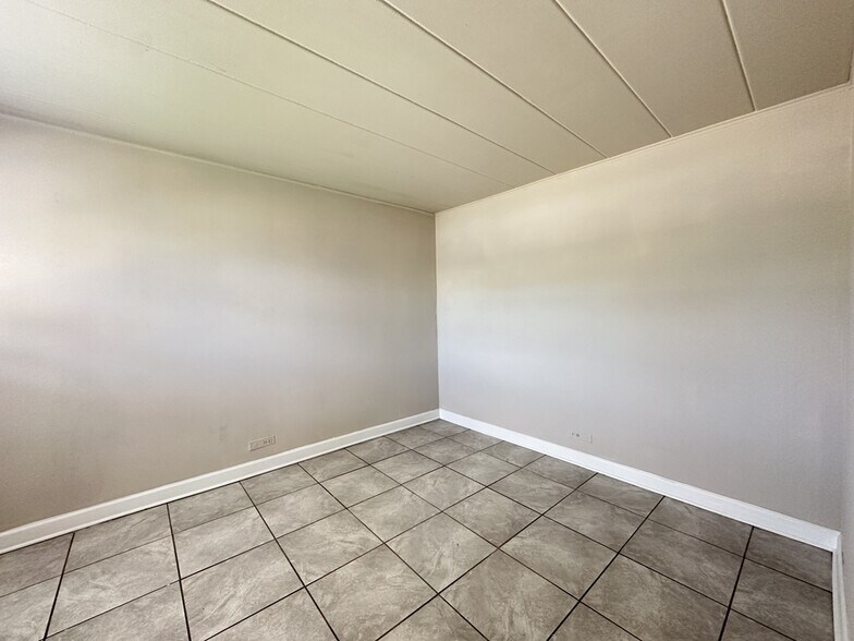 Building Photo - 9610 Ivanhoe Ave