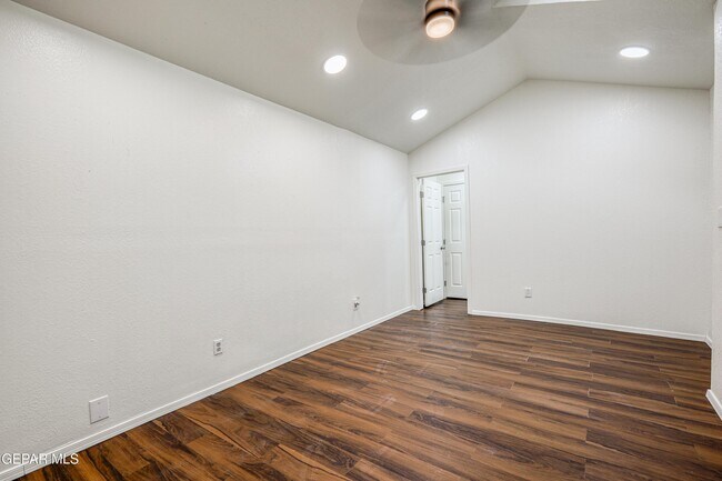 Building Photo - 5733 Saplinas Rd