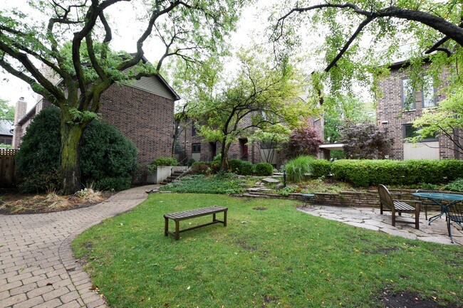 Building Photo - 1832 N Larrabee St